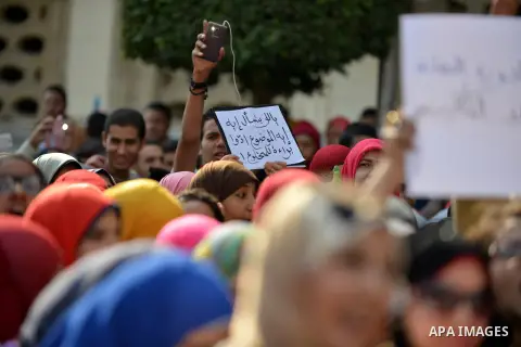 Egyptian anti-Mubarak students chant slogans one day after a court dismissed murder charges against former president Hosni Mubarak at Cairo University, Egypt, 30 November 2014. Two people were killed in clashes between p...
