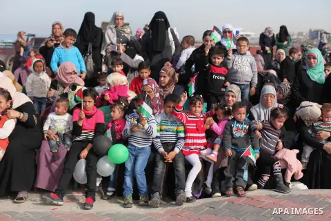 Palestinians attend a graduation ceremony for Members of Palestinian security forces in Gaza City December 4, 2014. Photo by Ashraf Amra