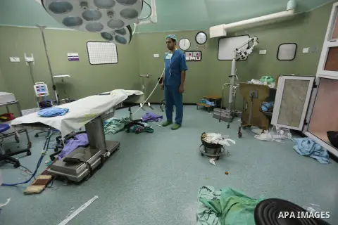 A Palestinian employee of the former government in Gaza Strip works at al-shifa hospital as clean workers protest to demand for pay their salaries, in Gaza City December 4, 2014. Photo by Mohammed Asad