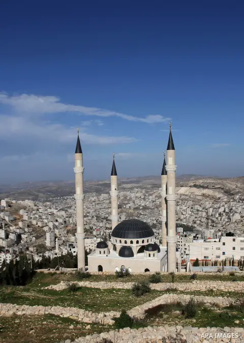 A general view shows a mosque of the late Palestinian leader Yasser Arafat, in the West Bank city of Nablus December 4, 2014. Photo by Nedal Eshtayah