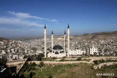 A general view shows a mosque of the late Palestinian leader Yasser Arafat, in the West Bank city of Nablus December 4, 2014. Photo by Nedal Eshtayah