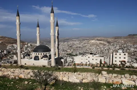A general view shows a mosque of the late Palestinian leader Yasser Arafat, in the West Bank city of Nablus December 4, 2014. Photo by Nedal Eshtayah