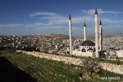 A general view shows a mosque of the late Palestinian leader Yasser Arafat, in the West Bank city of Nablus December 4, 2014. Photo by Nedal Eshtayah