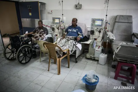 Palestinian patients undergo kidney dialysis at al-shifa hospital as clean workers protest to demand for pay their salaries, in Gaza City December 4, 2014. Photo by Ali Jadallah