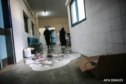 Palestinian employees of the former government in Gaza Strip work at al-shifa hospital as clean workers protest to demand for pay their salaries, in Gaza City December 4, 2014. Photo by Ali Jadallah