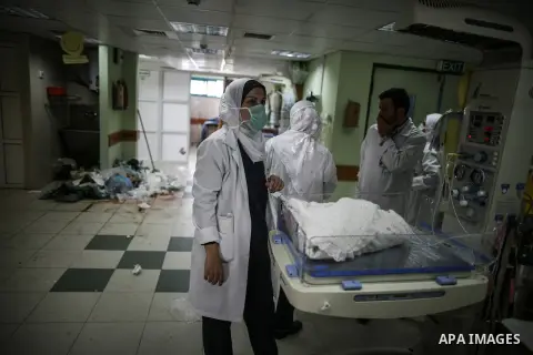 Palestinian doctors of the former government in Gaza Strip work at al-shifa hospital as clean workers protest to demand for pay their salaries, in Gaza City December 4, 2014. Photo by Ali Jadallah