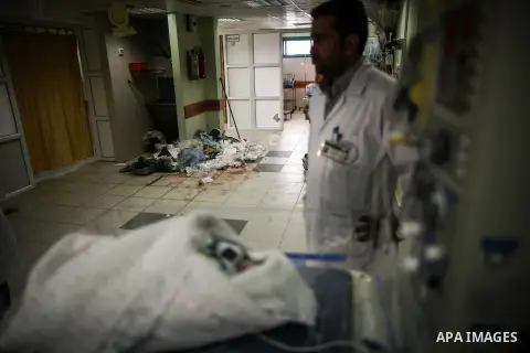 Palestinian doctors of the former government in Gaza Strip work at al-shifa hospital as clean workers protest to demand for pay their salaries, in Gaza City December 4, 2014. Photo by Ali Jadallah