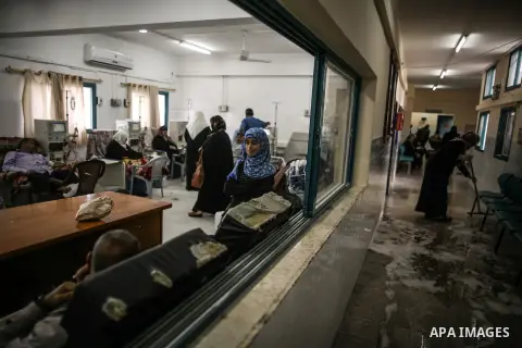 Palestinian patients undergo kidney dialysis at al-shifa hospital as clean workers protest to demand for pay their salaries, in Gaza City December 4, 2014. Photo by Ali Jadallah