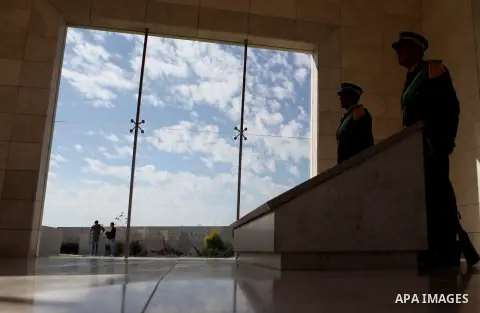 Sinn Fein leader Gerry Adams lays a wreath on the tomb of late Palestinian leader Yasser Arafat upon his arrival in the West Bank city of Ramallah on December 4, 2014. Photo by Shadi Hatem