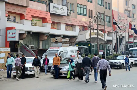 Egyptian police and investigators stand at the scene after defused a bomb in al-Haram street, near Cairo, December 5, 2014. Photo by Amr Sayed