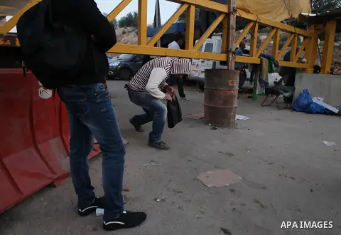 Palestinian labourers cross into jerusalem through the Nilin crossing near the West Bank city of Ramallah December 8, 2014. Photo by Shadi Hatem