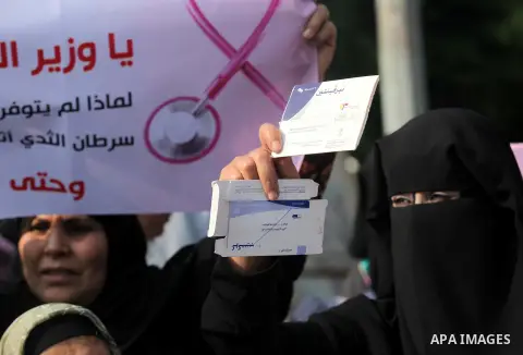 Palestinian Cancer patients take part in a protest to demand for their treatment, in front of the headquarters of the Council of Ministers in Gaza city December 9, 2014. Photo by Ashraf Amra