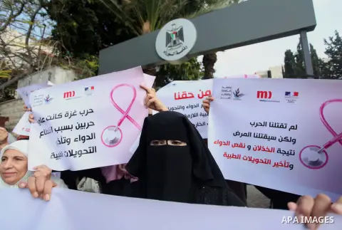 Palestinian Cancer patients take part in a protest to demand for their treatment, in front of the headquarters of the Council of Ministers in Gaza city December 9, 2014. Photo by Ashraf Amra