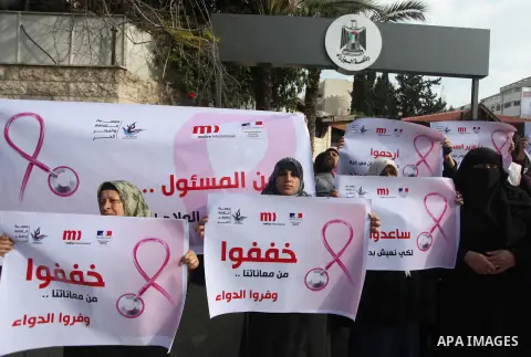 Palestinian Cancer patients take part in a protest to demand for their treatment, in front of the headquarters of the Council of Ministers in Gaza city December 9, 2014. Photo by Ashraf Amra