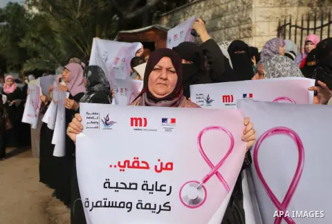 Palestinian Cancer patients take part in a protest to demand for their treatment, in front of the headquarters of the Council of Ministers in Gaza city December 9, 2014. Photo by Ashraf Amra