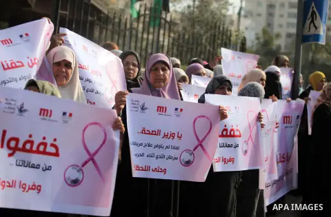 Palestinian Cancer patients take part in a protest to demand for their treatment, in front of the headquarters of the Council of Ministers in Gaza city December 9, 2014. Photo by Ashraf Amra