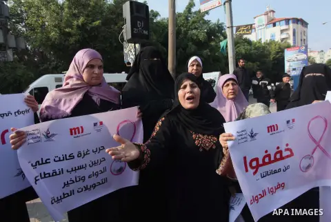 Palestinian Cancer patients take part in a protest to demand for their treatment, in front of the headquarters of the Council of Ministers in Gaza city December 9, 2014. Photo by Ashraf Amra