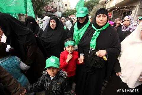 Palestinians Hamas supporters take part in a rally ahead of the 27th anniversary of the movement founding, in Jabaliya in the northern Gaza Strip December 12, 2014. Photo by Ashraf Amra