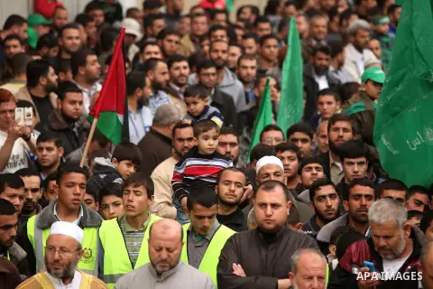 Palestinians Hamas supporters take part in a rally ahead of the 27th anniversary of the movement founding, in Jabaliya in the northern Gaza Strip December 12, 2014. Photo by Ashraf Amra