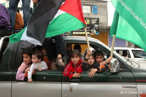 Palestinians Hamas supporters take part in a rally ahead of the 27th anniversary of the movement founding, in Jabaliya in the northern Gaza Strip December 12, 2014. Photo by Ashraf Amra