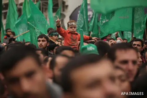 Palestinians Hamas supporters take part in a rally ahead of the 27th anniversary of the movement founding, in Jabaliya in the northern Gaza Strip December 12, 2014. Photo by Ashraf Amra