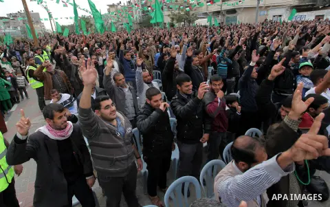 Palestinians Hamas supporters take part in a rally ahead of the 27th anniversary of the movement founding, in Khan Younis in the southern Gaza Strip December 12, 2014. Photo by Ramadal El-Agha
