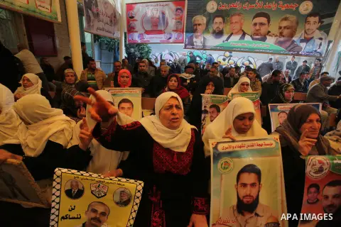 Palestinians take part a protest demanding the release of their relatives prisoners held in Israeli jails, in front of the Red Cross office in Gaza City, on Dec. 15, 2014. Photo by Ashraf Amra