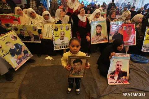 Palestinians take part a protest demanding the release of their relatives prisoners held in Israeli jails, in front of the Red Cross office in Gaza City, on Dec. 15, 2014. Photo by Ashraf Amra