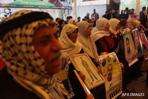 Palestinians take part a protest demanding the release of their relatives prisoners held in Israeli jails, in front of the Red Cross office in Gaza City, on Dec. 15, 2014. Photo by Ashraf Amra