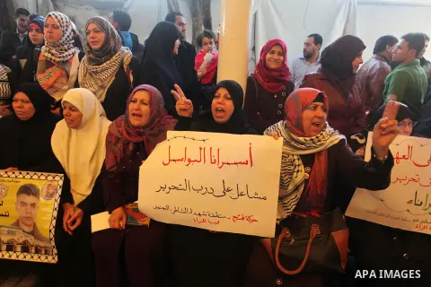 Palestinians take part a protest demanding the release of their relatives prisoners held in Israeli jails, in front of the Red Cross office in Gaza City, on Dec. 15, 2014. Photo by Ashraf Amra