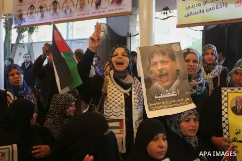 Palestinians take part a protest demanding the release of their relatives prisoners held in Israeli jails, in front of the Red Cross office in Gaza City, on Dec. 15, 2014. Photo by Ashraf Amra