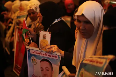 Palestinians take part a protest demanding the release of their relatives prisoners held in Israeli jails, in front of the Red Cross office in Gaza City, on Dec. 15, 2014. Photo by Ashraf Amra
