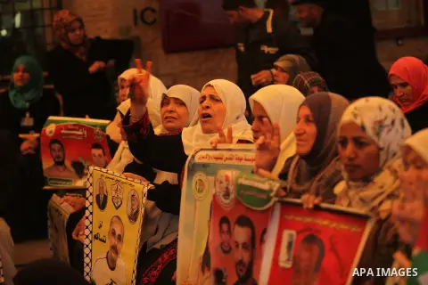 Palestinians take part a protest demanding the release of their relatives prisoners held in Israeli jails, in front of the Red Cross office in Gaza City, on Dec. 15, 2014. Photo by Ashraf Amra