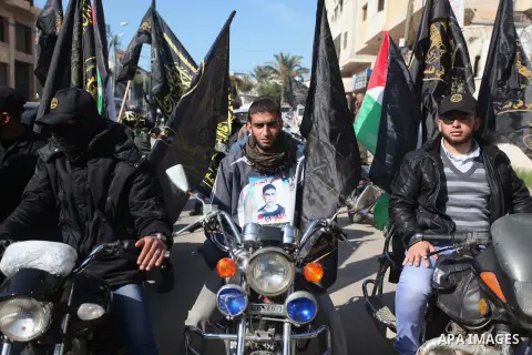 Palestinian Islamic Jihad movement supporters take part in a rally to show solidarity with prisoners held in Israeli jails, in front of Red cross office, in Gaza city December 16, 2014. Photo by Ashraf Amra