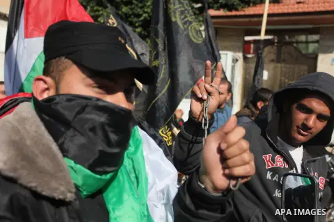 Palestinian Islamic Jihad movement supporters take part in a rally to show solidarity with prisoners held in Israeli jails, in front of Red cross office, in Gaza city December 16, 2014. Photo by Ashraf Amra