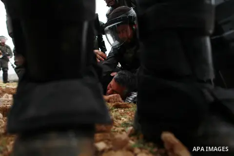 Israeli border police detain a Palestinian protester during clashes following a protest against Israeli settlements in the West Bank village of Turmus Aya, near Ramallah December 19, 2014. Photo by Shadi Hatem