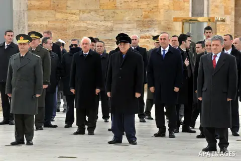 Palestinian President Mahmoud Abbas lays a wreath of flowers on the grave of late Turkish leader Mustafa Kemal Ataturk, during his visit to Turkey in Ankara, 13 January 2015. Photo by Thaer Ganaim