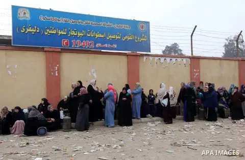 Egyptians wait in line to fill cooking gas cylinders in front of a gas canister warehouse, near Cairo, January 13, 2015. Long queues have been reported in recent days at depots across the country where cooking gas cylind...