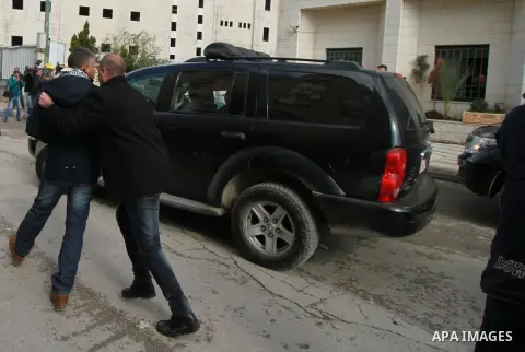 Policemen arrest a Palestinian man as other protest against the visit of Canadian Foreign Minister John Baird outside the Palestinian Foreign Ministry in the west bank city of Ramallah, 18 January 2105. Tens of Palestini...