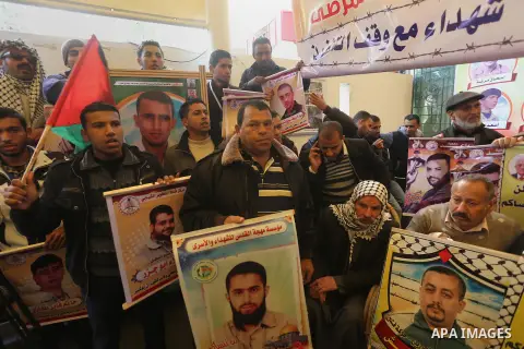 Palestinians take part a protest demanding the release of their relatives prisoners held in Israeli jails, in front of the Red Cross office in Gaza City, on January 19, 2015. Photo by Mohammed Asad
