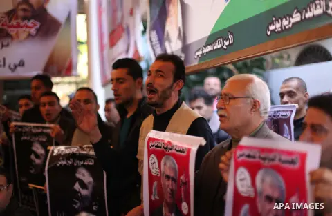 Palestinians take part a protest demanding the release of their relatives prisoners held in Israeli jails, in front of the Red Cross office in Gaza City, on February 2, 2015. Photo by Ashraf Amra