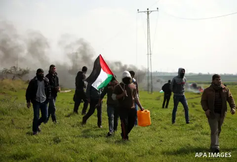 Palestinian protesters burn tires during a protest against the Israeli siege on Gaza strip near the Nahal Oz crossing east of Gaza City on February 09, 2015. Photo by Ashraf Amra
