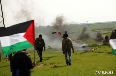 Palestinian protesters burn tires during a protest against the Israeli siege on Gaza strip near the Nahal Oz crossing east of Gaza City on February 09, 2015. Photo by Ashraf Amra