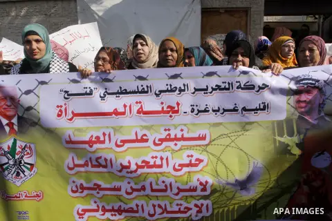 Palestinians take part a protest demanding the release of their relatives prisoners held in Israeli jails, in front of the Red Cross office in Gaza City, on February 16, 2015. Photo by Mohammed Asad
