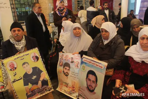 Palestinians take part a protest demanding the release of their relatives prisoners held in Israeli jails, in front of the Red Cross office in Gaza City, on February 16, 2015. Photo by Mohammed Asad