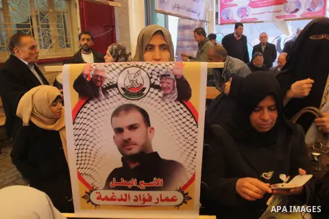 Palestinians take part a protest demanding the release of their relatives prisoners held in Israeli jails, in front of the Red Cross office in Gaza City, on February 16, 2015. Photo by Mohammed Asad