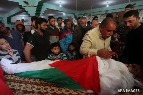 Relatives mourn over the body of Palestinian fisherman Tawfiq Abu Reala during his funeral at Shatti refugee camp in Gaza City March 7, 2015. The Israeli navy opened fire on boats off the coast of the Gaza Strip on Satur...