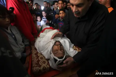 Relatives mourn over the body of Palestinian fisherman Tawfiq Abu Reala during his funeral at Shatti refugee camp in Gaza City March 7, 2015. The Israeli navy opened fire on boats off the coast of the Gaza Strip on Satur...