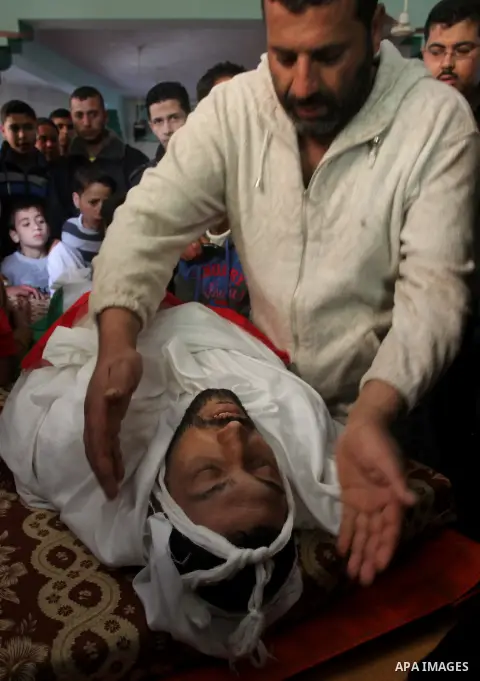 Relatives mourn over the body of Palestinian fisherman Tawfiq Abu Reala during his funeral at Shatti refugee camp in Gaza City March 7, 2015. The Israeli navy opened fire on boats off the coast of the Gaza Strip on Satur...