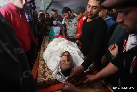 Relatives mourn over the body of Palestinian fisherman Tawfiq Abu Reala during his funeral at Shatti refugee camp in Gaza City March 7, 2015. The Israeli navy opened fire on boats off the coast of the Gaza Strip on Satur...
